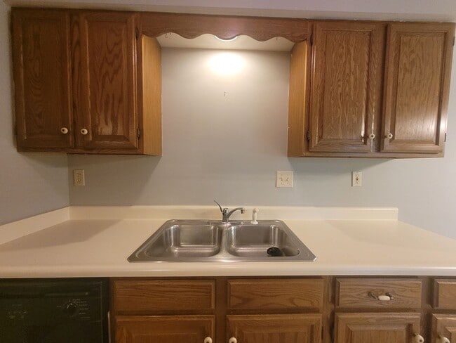 Building Photo - 3 Bedroom, 2.5 Bath Townhouse in Beavercreek!