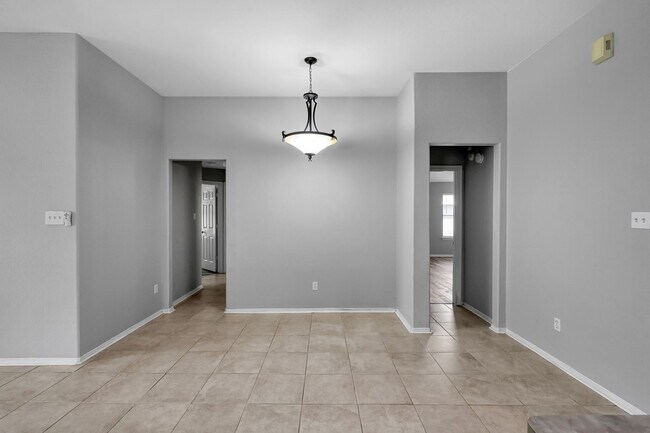 Building Photo - Cozy and quiet 4 bed 2 bath