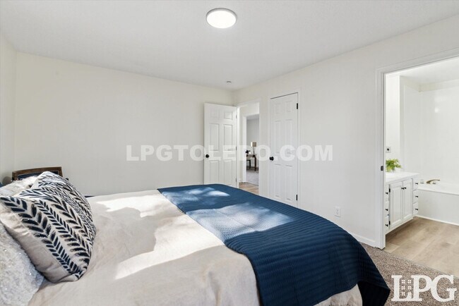 Building Photo - 7413 W Sylvania Ave