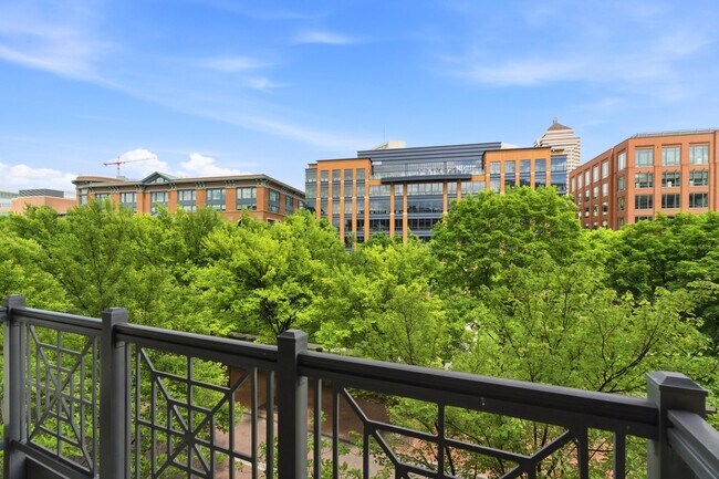 Building Photo - 250 Daniel Burnham Square