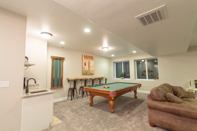 Building Photo - 724 N Walnut St