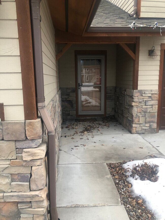 Building Photo - 3 Bedroom / 2 Bathroom Townhouse – Pet Fri...