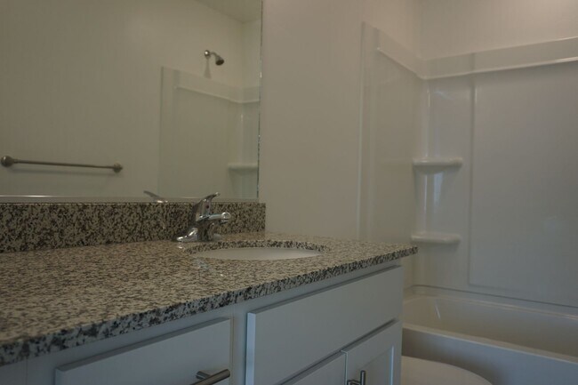 Building Photo - Layton Townhome 3 Bed 2.5 Bath