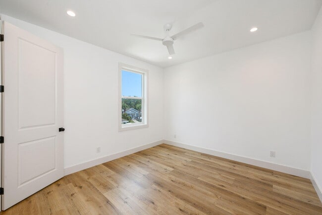 Building Photo - 114 Enchanted Way