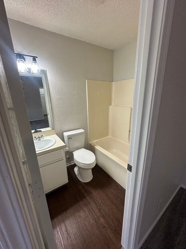 Building Photo - 3 bed 2 bath