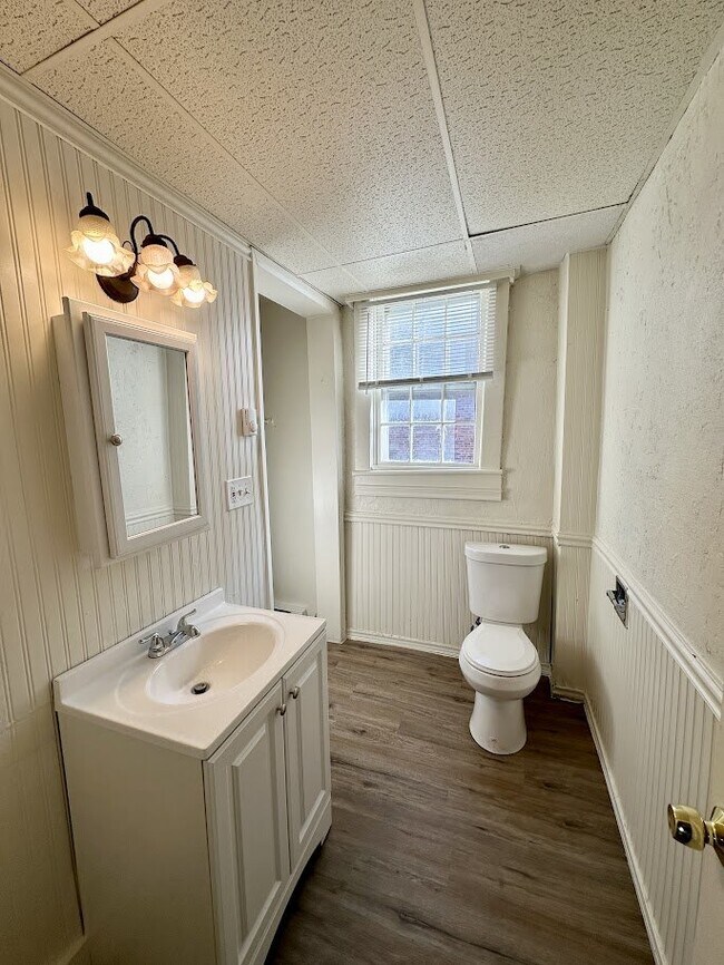 Building Photo - 1038 6th Ave