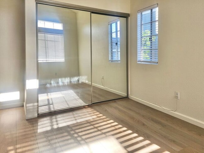 Building Photo - 2275 Hawthorne Pl