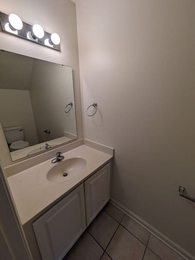 Building Photo - 2BD/2.5BA Townhome at Water Oaks in Hickor...