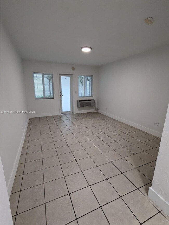 Building Photo - 220 Collins Ave