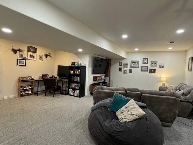 Building Photo - 1011 S Valentia St