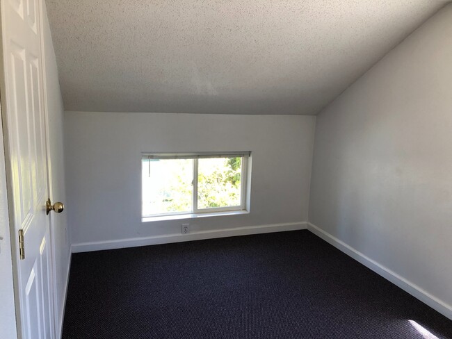 Building Photo - Spacious 4 bedroom 2 bathroom plus office ...