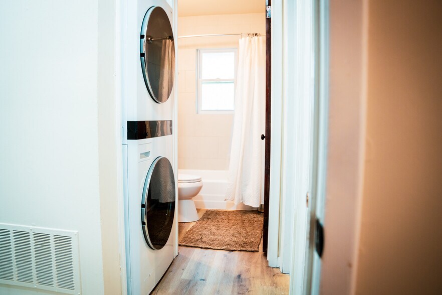 Building Photo - 3232 Logan Pl