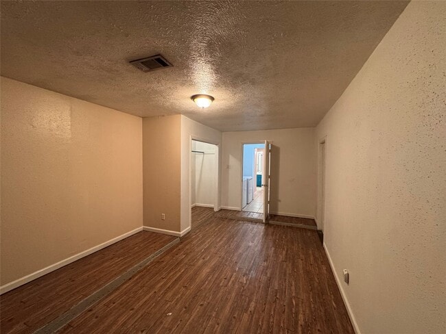 Building Photo - 2827 Parkwood Manor Dr