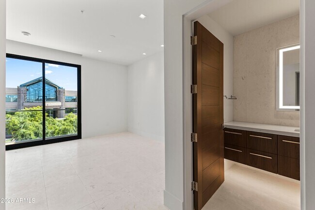 Building Photo - 6587 N Palmeraie Blvd