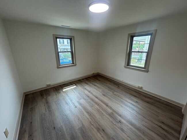 Building Photo - 124 Elm St