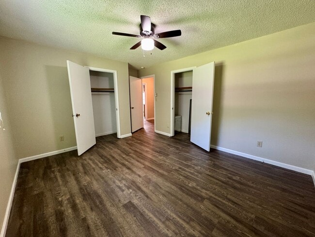 Building Photo - Move-in Ready!