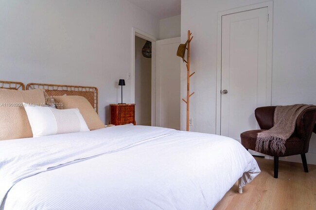 Building Photo - 1075 NE 120th St