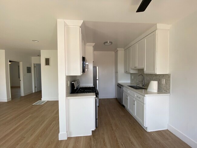 Building Photo - 1420 Berkeley St **No Vacancies**