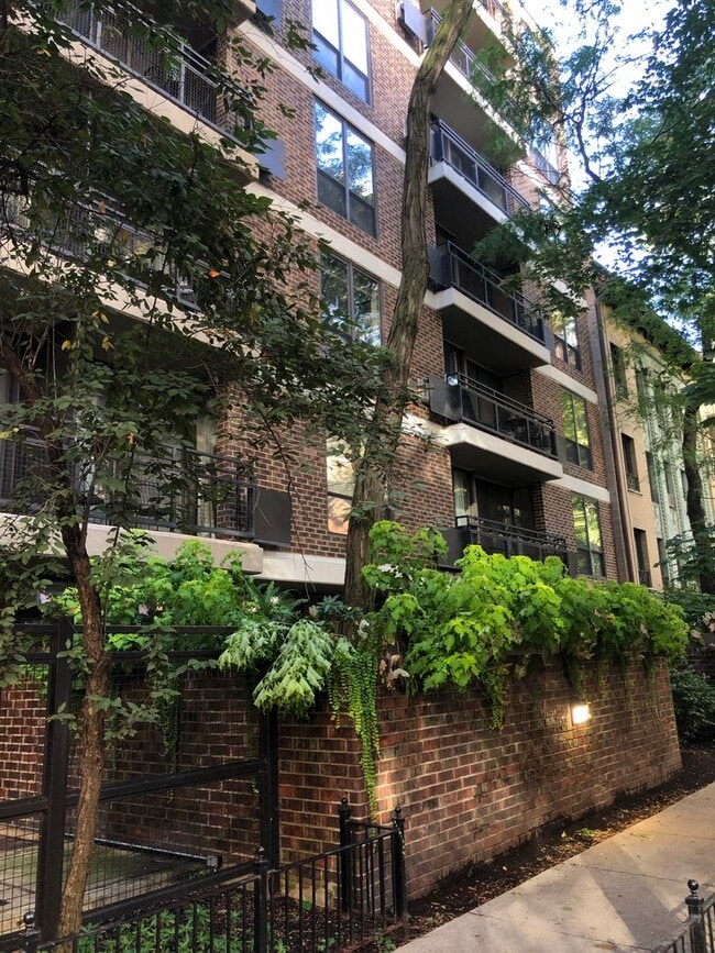 Building Photo - Beautiful Lincoln Park condo situated right next to Lake Shore Drive and Clark Street!