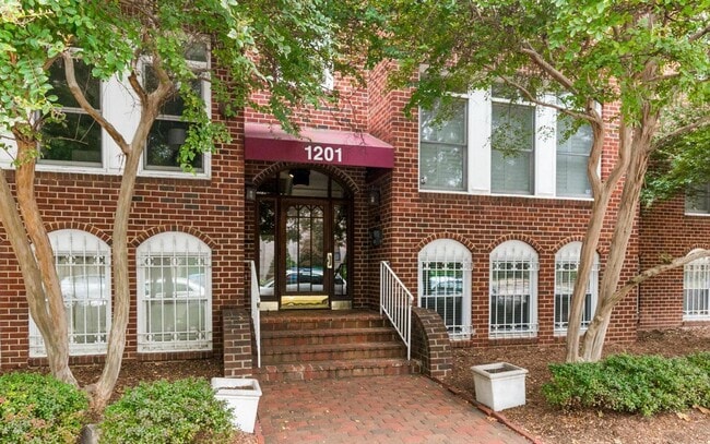 Building Photo - Spacious and sunlit  1BR/1BA condo located...