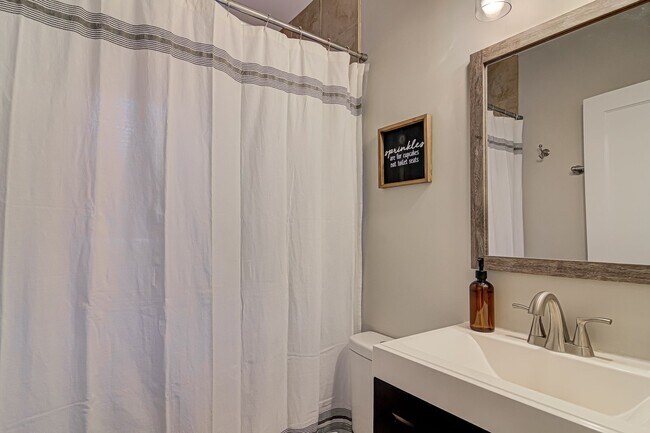 Building Photo - Adorable Duplex Off N Josephine Boyd - Ful...