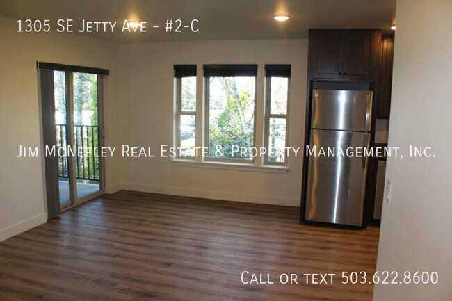 Building Photo - Upper level 2 bed/ 1 bath w/ 1 Assigned Pa...