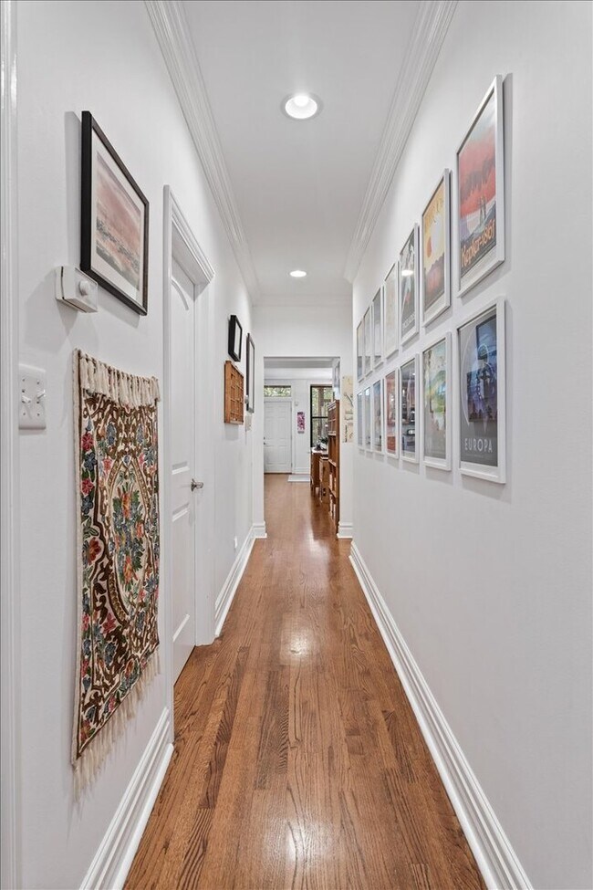 Building Photo - 1048 W Lawrence Ave