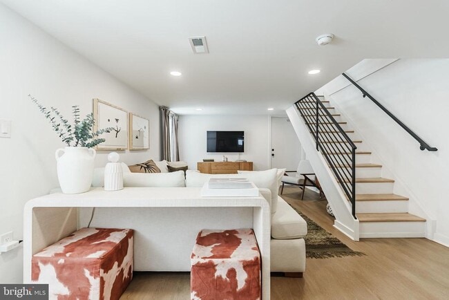 Building Photo - 2058 Poplar St