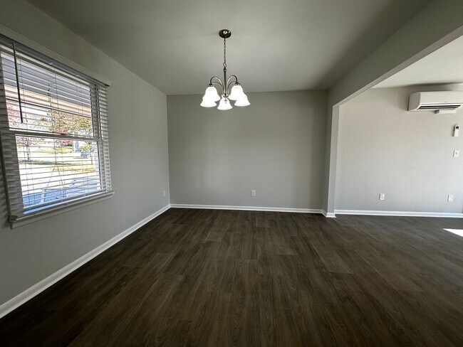 Building Photo - Weaverville Rental