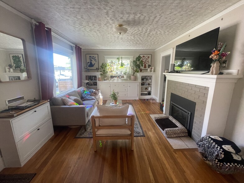 Living Room - 824 N Killingsworth Ct
