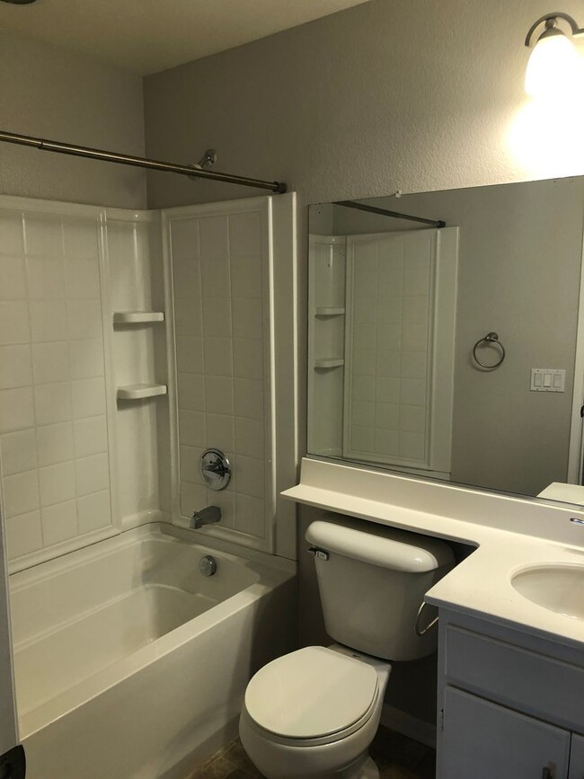 Building Photo - Upgraded 2 bedroom 2 bath condo in great c...