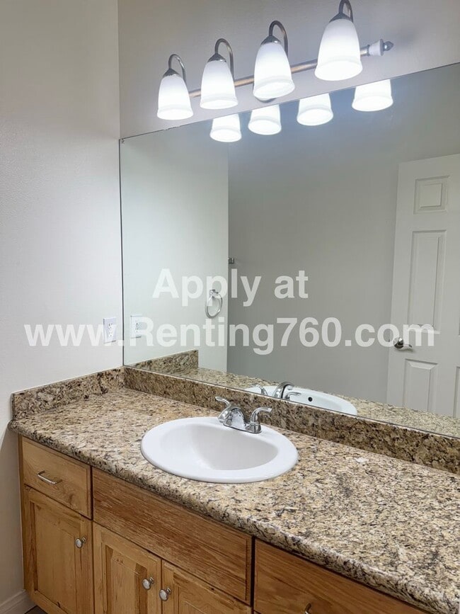 Building Photo - Spacious 3 Bed 2 Bath Home!