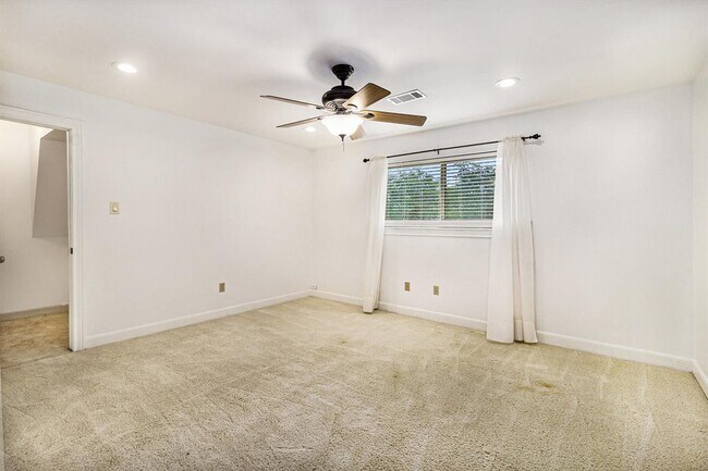 Building Photo - 8007 Vintage Creek Dr