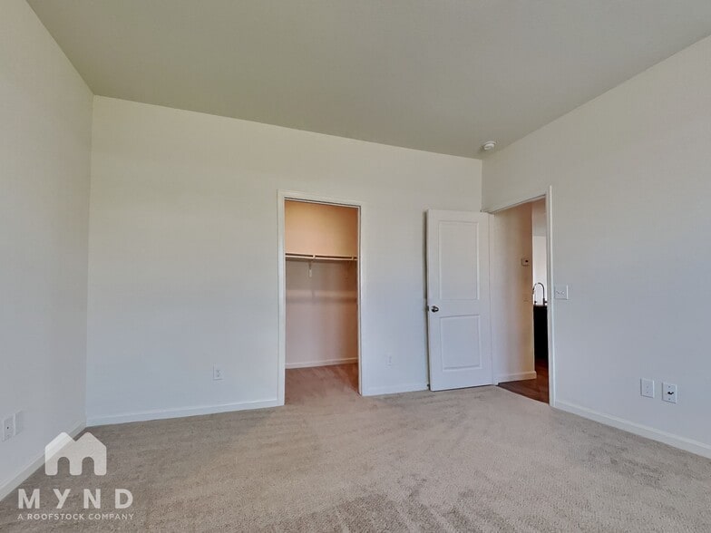 Building Photo - 1056 Banyon Tree Ln