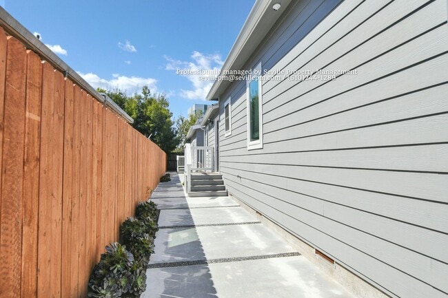 Building Photo - NEWER 2 BR/1 BA detached 1-story unit available soon@