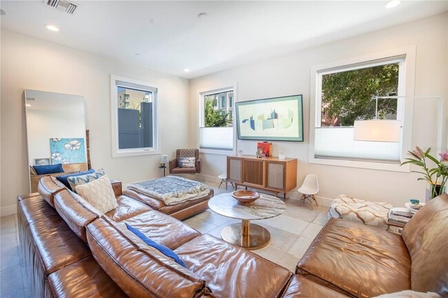 Building Photo - 536 4th Ave S