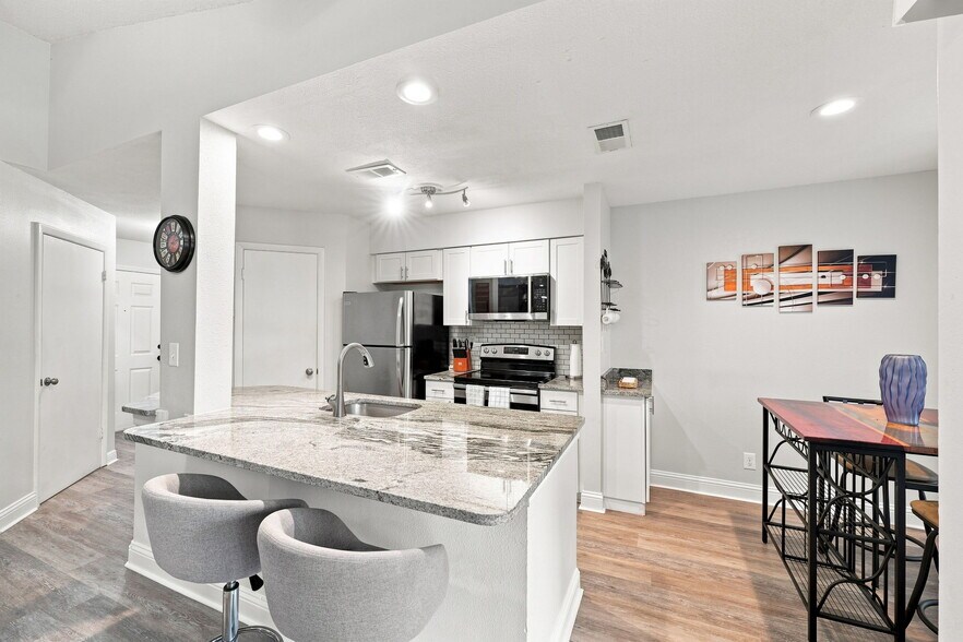 Building Photo - 8630 Mallard Reserve Dr