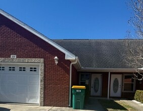 Building Photo - 3 BR 2 BA  Sophisticated Townhome with Charm and Sophistication - Heart of Destin Florida