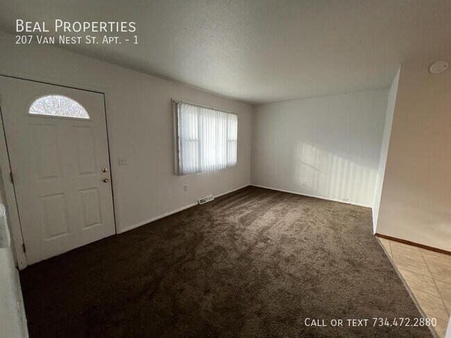 Building Photo - 207 Van Nest St
