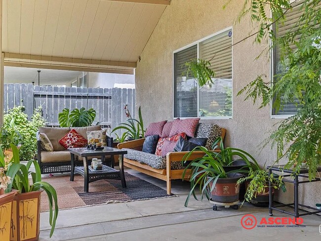 Building Photo - Stunning 4 Bedroom Home Off Brimhall Rd!