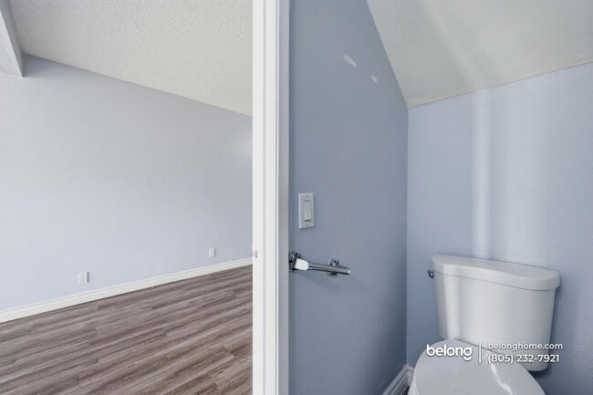 Building Photo - 267 S Ventura Rd