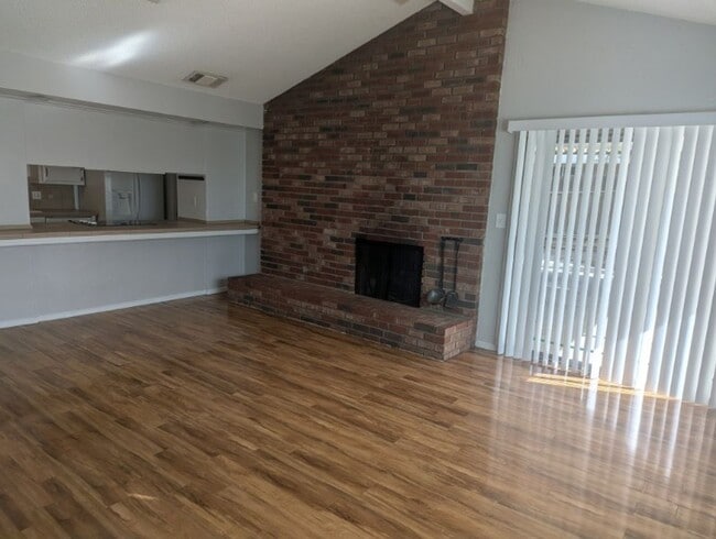 Building Photo - Beautiful 4 Bedroom House in NW Bakersfield with Pool!