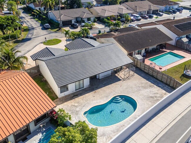 Building Photo - 10290 SW 145th Pl