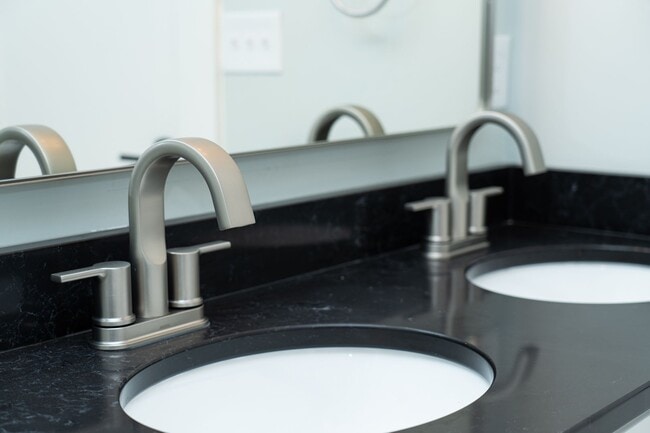 Building Photo - Large 4 Bedroom Home On Oakhurst Circle