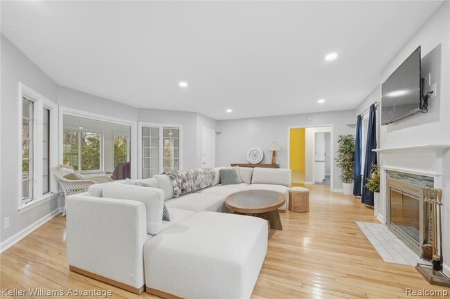 Building Photo - 6103 Park Lake Rd