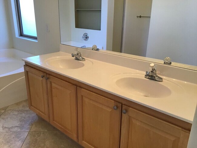 Building Photo - 3Bd/2ba Nice, clean in Rancho Vistoso, 3 Car Garage, Oro Valley