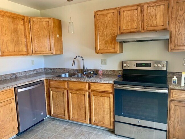 Building Photo - STUDENTS WELCOME! 3-Bed / 2-Bath Home 2 Miles from CSU