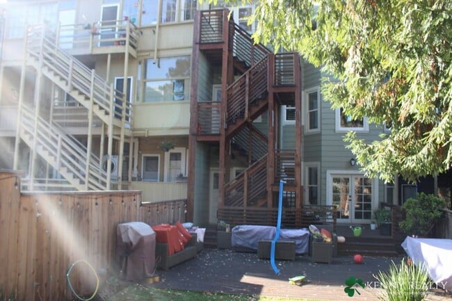 Building Photo - Coming Soon: Top Floor Flat with Updated K...