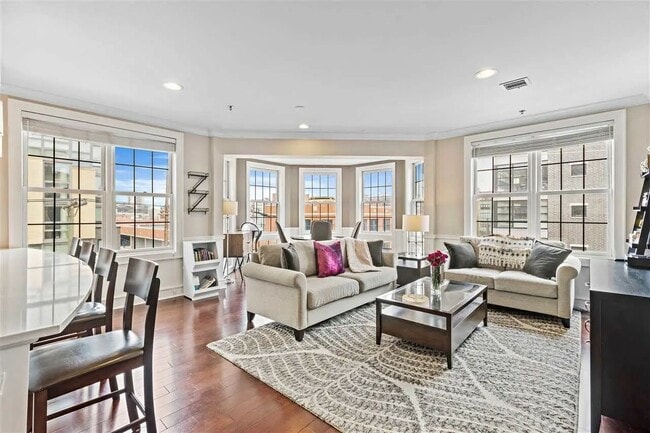 Building Photo - 830 Monroe St