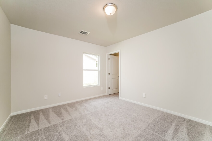 Building Photo - 15815 Del Norte Dr